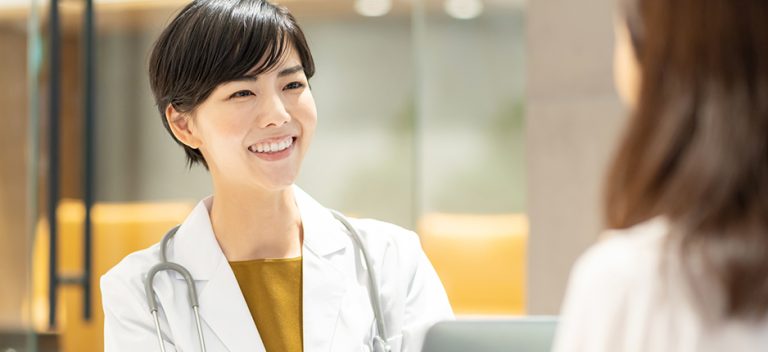 子育て中の女性医師の働き方は？両立の悩みとキャリアの選択肢を解説