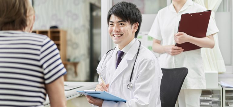 医師がクリニックに転職するデメリットは？病院との働き方の違い・働くメリットを解説